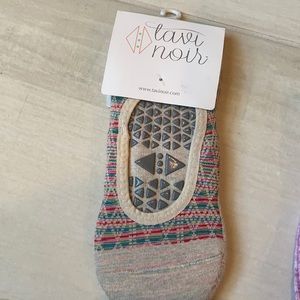 Tavi noir sticky socks size small NWT